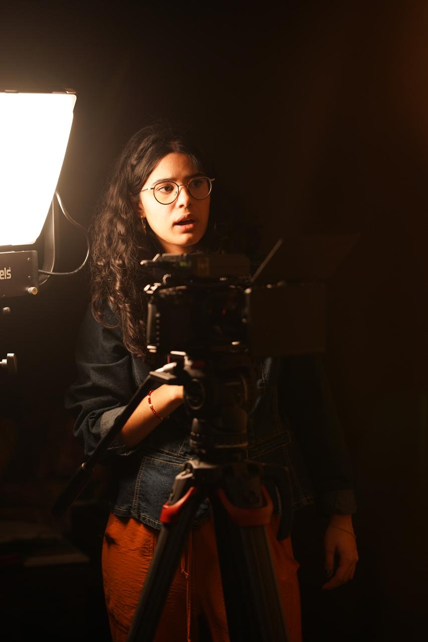 Alice Lira behind the camera on set